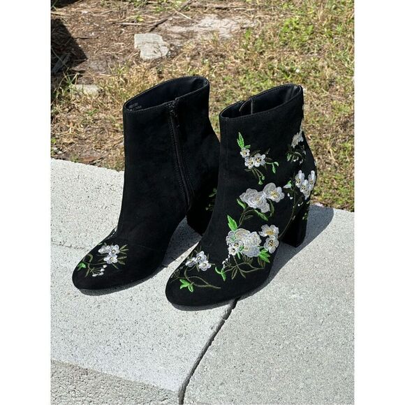Forever 21 BLACK SUEDE ANKLE BOOTS WITH WHITE FLORAL EMBROIDERY - SIZE 8 - Picture 9 of 9